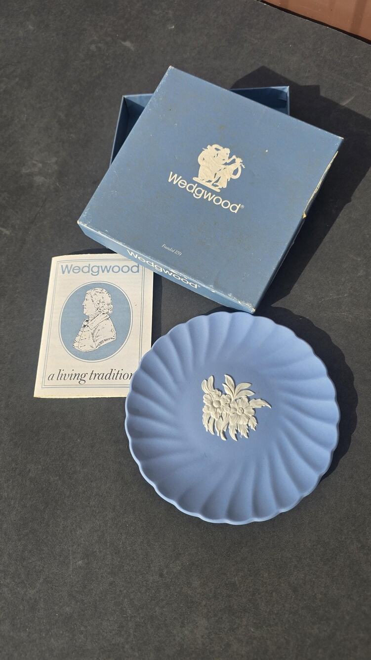 Wedgwood Blue Jasperware Fluted Candy Tray Dish Made In England Box Booklet